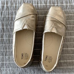 Metallic woven bottom TOMS, size 7
